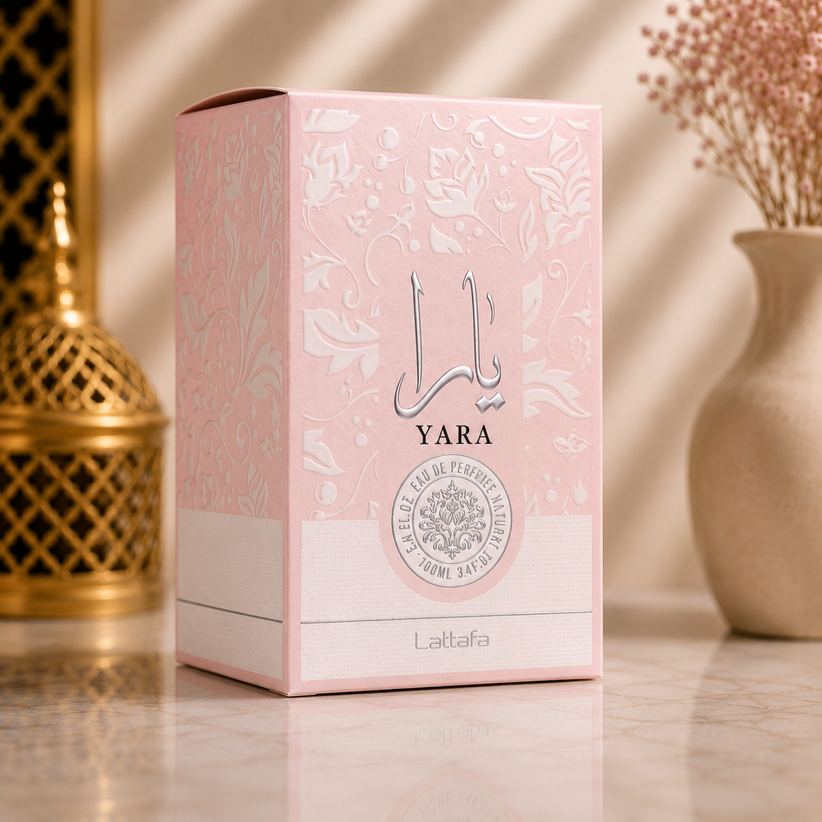 Boîte Yara Eau de Parfum 100ml rose, coffret de présentation premium, photographie produit sur fond marbre pour Doraluxe Maroc.
