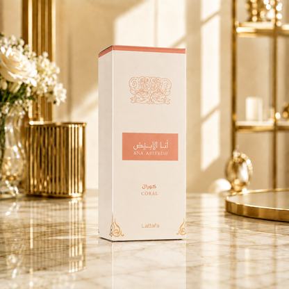 Boîte du parfum Lattafa Ana Abiyedh Coral dans un décor luxueux sur une surface en marbre.
