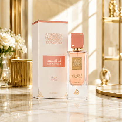 Parfum Lattafa Ana Abiyedh Coral avec son flacon et sa boîte dans un décor luxueux sur une surface en marbre.