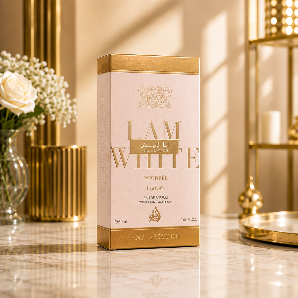 Boîte du parfum Lattafa Ana Abiyedh Poudrée dans un décor luxueux sur une surface en marbre.