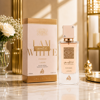Parfum Lattafa Ana Abiyedh Poudrée avec son flacon et sa boîte dans un décor luxueux sur une surface en marbre.