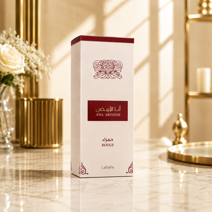Boîte du parfum Lattafa Ana Abiyedh Rouge dans un décor luxueux sur une surface en marbre.