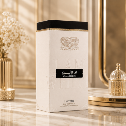 Boîte du parfum Lattafa Ana Abiyedh White dans un décor luxueux sur une surface en marbre.