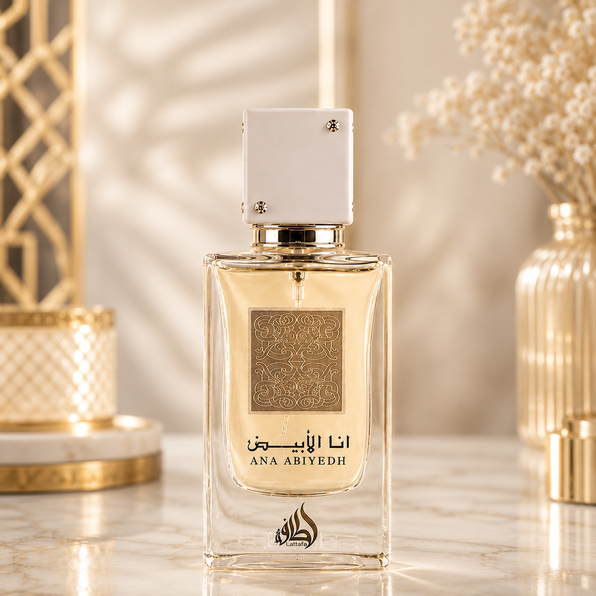 Flacon du parfum Lattafa Ana Abiyedh White sur une surface en marbre avec un décor élégant et une lumière chaleureuse.