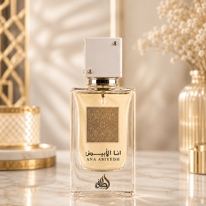 Flacon du parfum Lattafa Ana Abiyedh White sur une surface en marbre avec un décor élégant et une lumière chaleureuse.