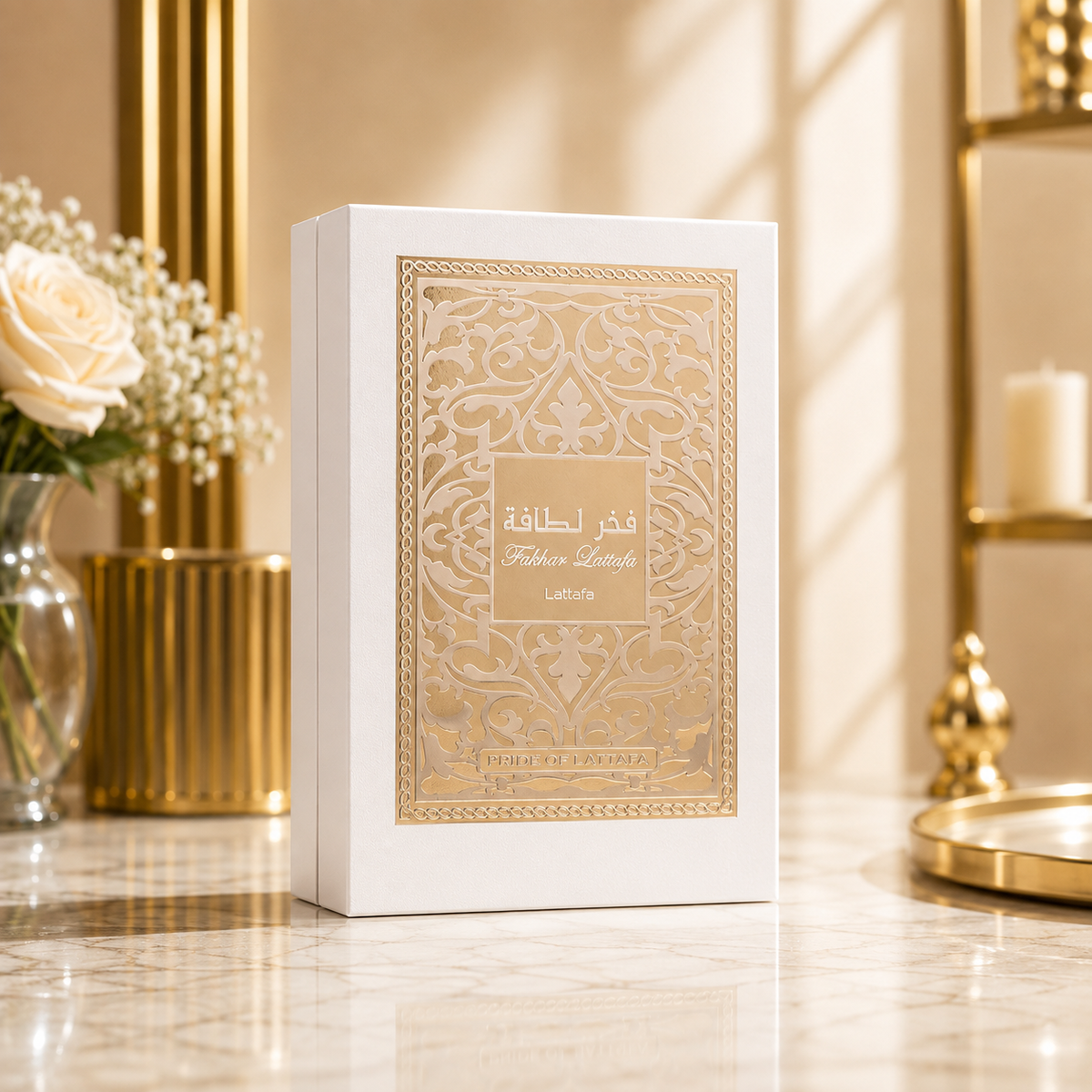 Boîte du parfum Lattafa Fakhar Women dans un décor luxueux sur une surface en marbre.