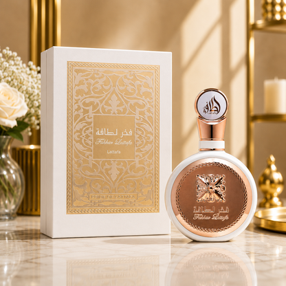 Parfum Lattafa Fakhar Women avec son flacon et sa boîte dans un décor luxueux sur une surface en marbre.