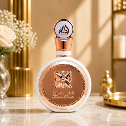 Flacon du parfum Lattafa Fakhar Women dans un décor élégant sur une surface en marbre avec une lumière chaleureuse.