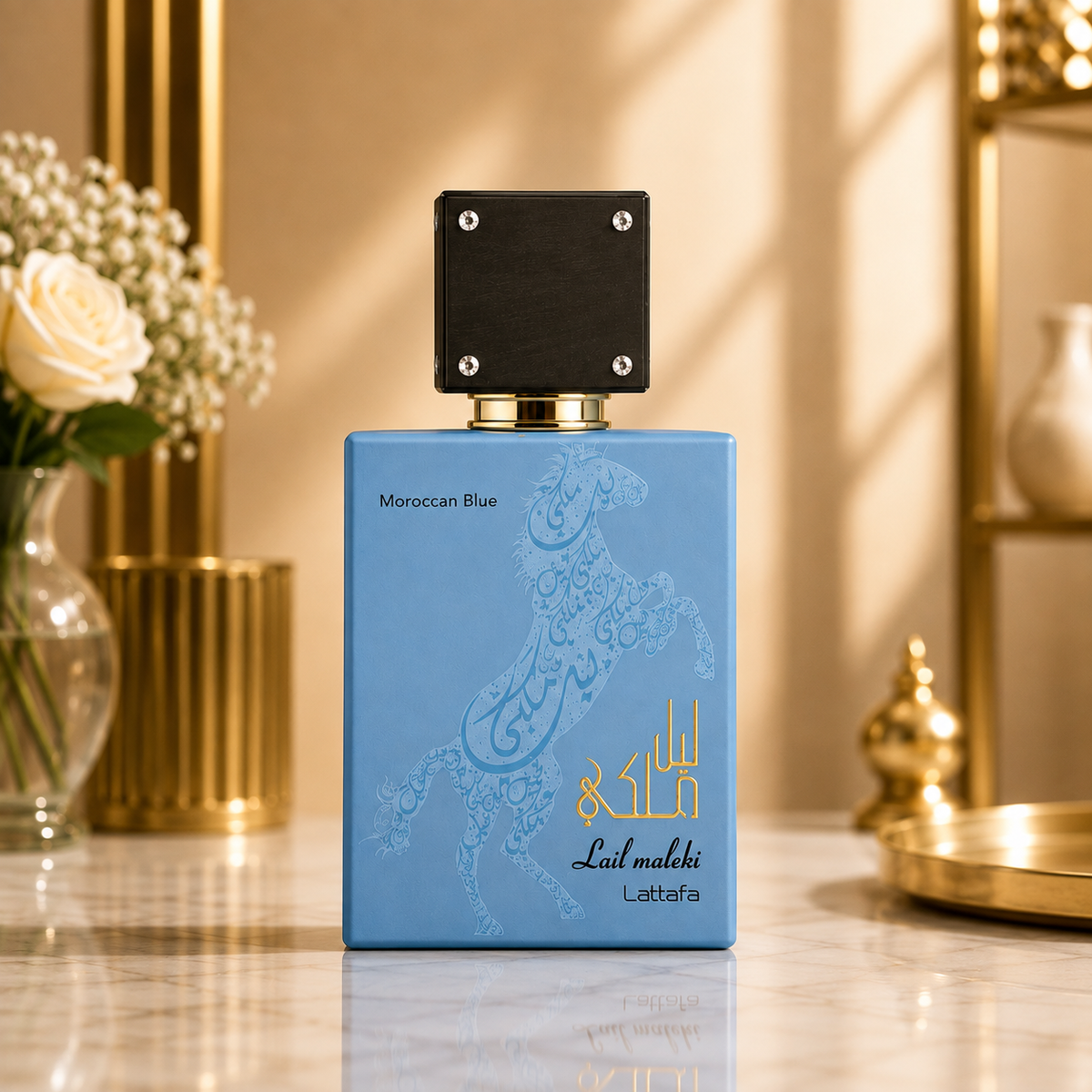 Flacon du parfum Lattafa Lail Maleki Moroccan Blue Eau de Parfum présenté sur un fond premium en marbre avec décoration dorée.