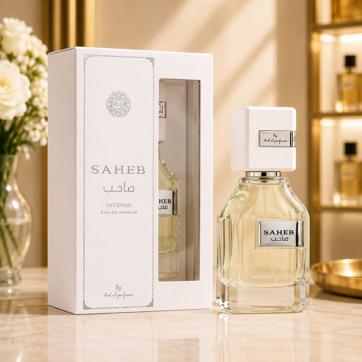Flacon et boîte du parfum Saheb Intense Eau de Parfum présentés sur un fond premium en marbre avec décoration dorée.