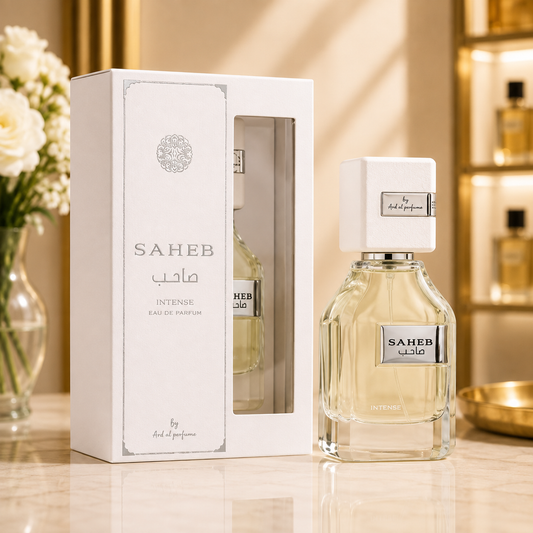 Flacon et boîte du parfum Saheb Intense Eau de Parfum présentés sur un fond premium en marbre avec décoration dorée.
