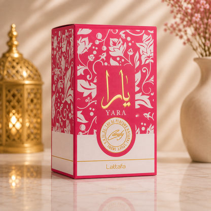 Boîte Yara Candy Eau de Parfum 100ml Lattafa sur fond premium avec éclairage chaleureux, photographie produit Doraluxe Maroc.