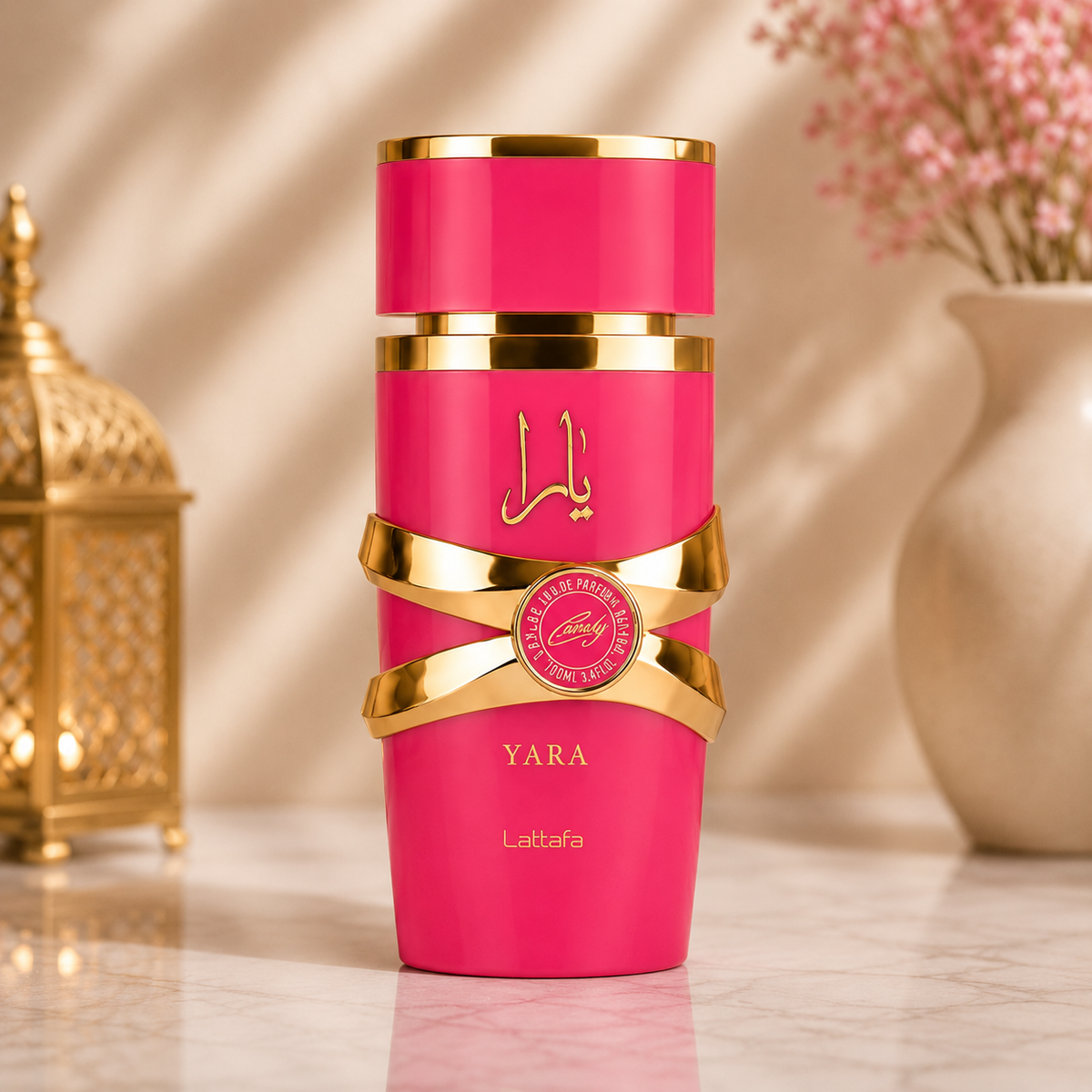 Flacon Yara Candy Eau de Parfum 100ml Lattafa sur fond premium avec éclairage chaleureux, photographie produit Doraluxe Maroc.
