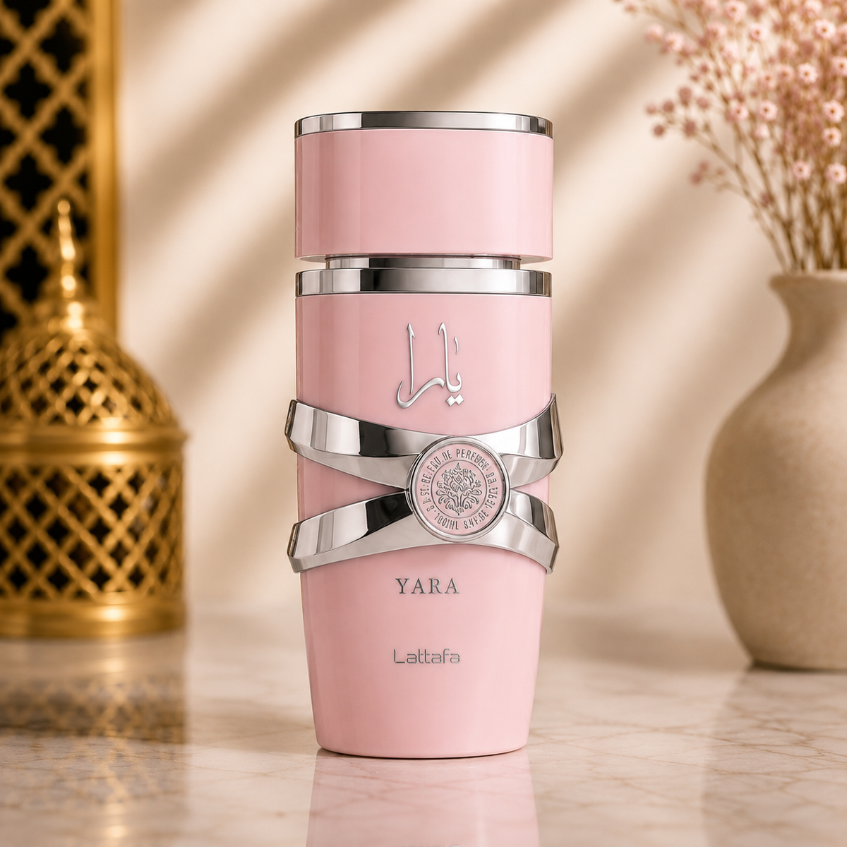 Yara Eau de Parfum 100ml, flacon de parfum rose premium, photographie produit sur fond marbre pour Doraluxe Maroc.