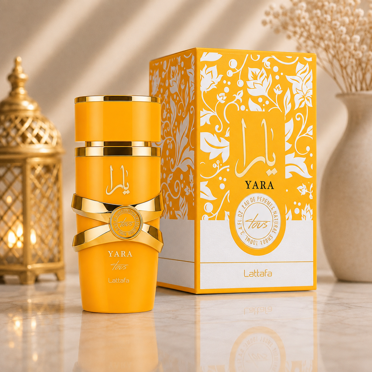 Flacon et boîte Yara Tous Eau de Parfum 100ml Lattafa sur fond premium avec éclairage chaleureux, photographie produit Doraluxe Maroc.