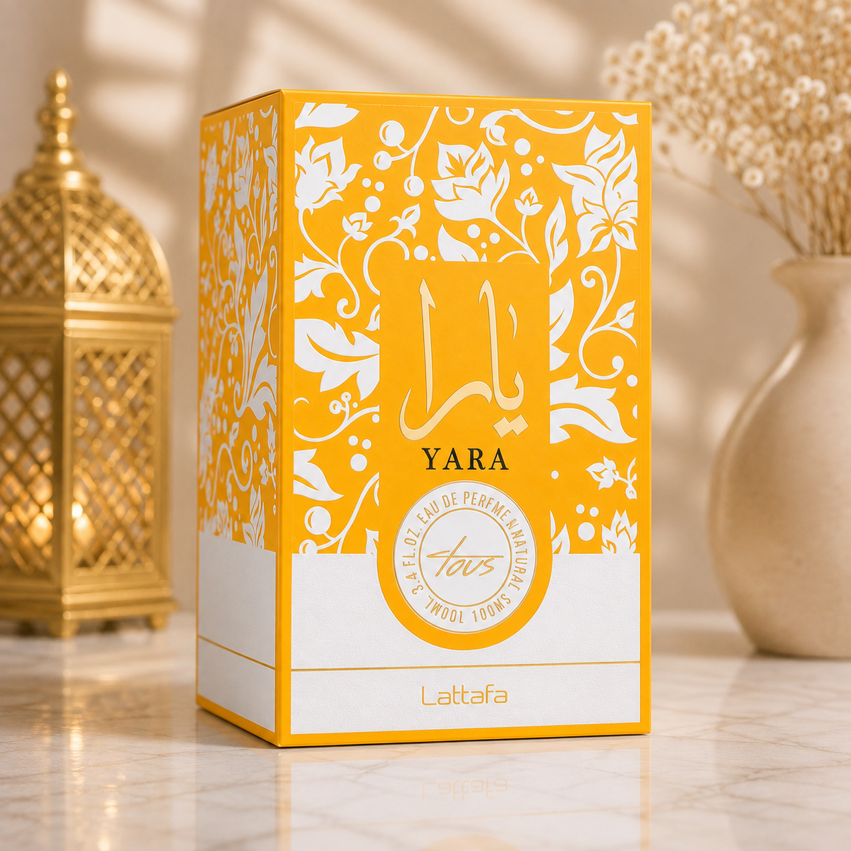 Boîte Yara Tous Eau de Parfum 100ml Lattafa sur fond premium avec éclairage chaleureux, photographie produit Doraluxe Maroc.